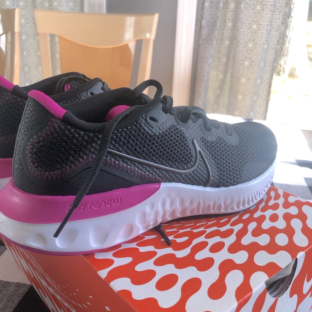New never worn Nike renew run sneakers!!!!!!